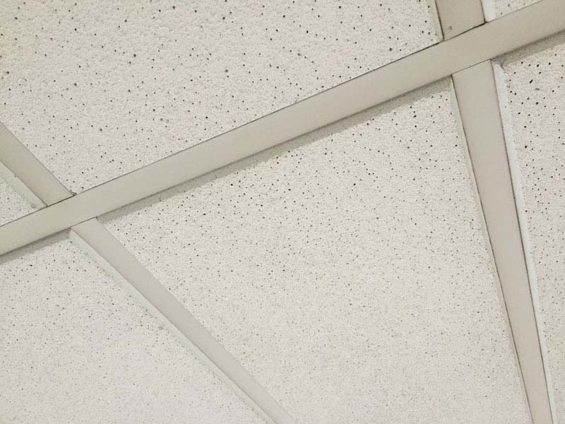 Détail de dalle de faux-plafond avec feuillure à Bourgoin-Jallieu (38)