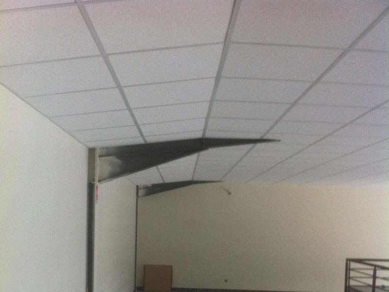 Pose de dalles de plafond suspendu dans un local commercial à Bourgoin-Jallieu (38)