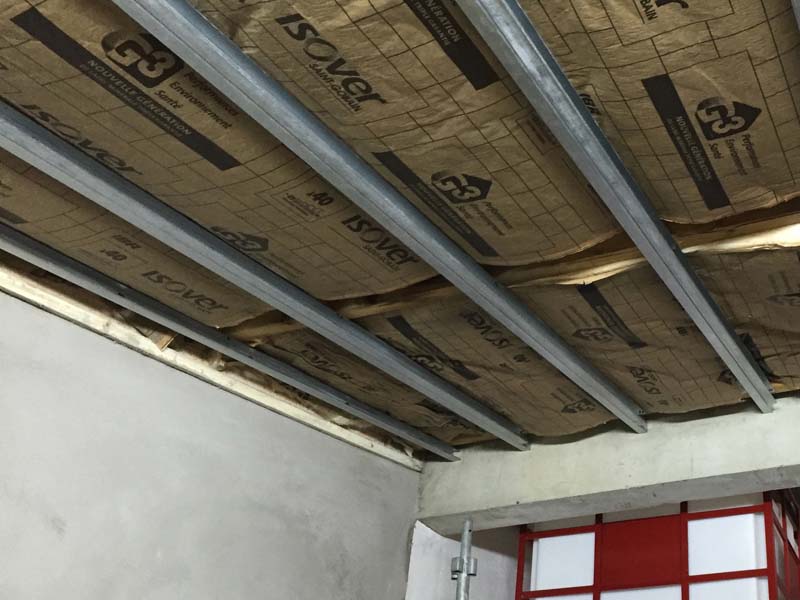Isolation du toit en laine de verre dans un local d'activité à Charantonnay (38)