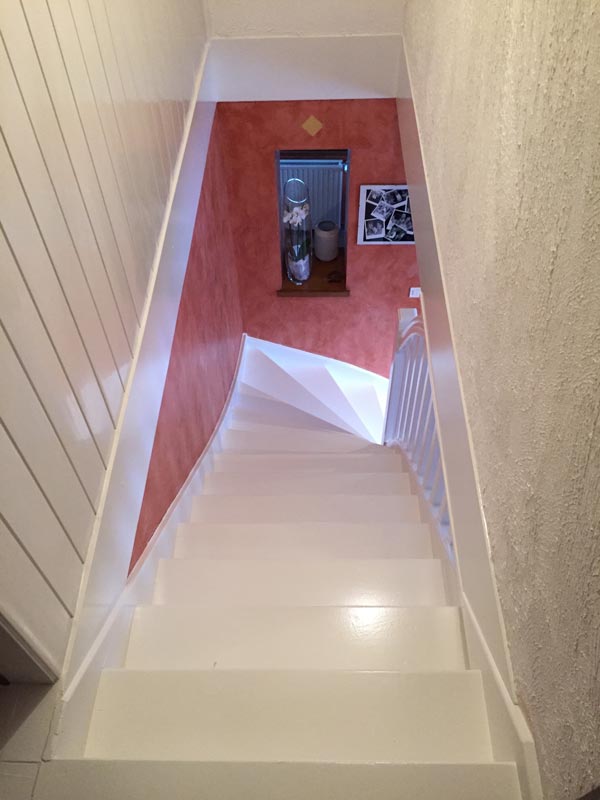 Peinture de sol dans un escalier à L'Isle d'Abeau (38)