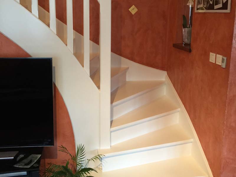 Peinture d'un escalier en bois à Panossas (38)