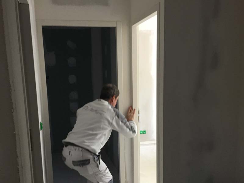 Préparation des murs et des menuiseries avant peinture dans une villa à Domarin (38)