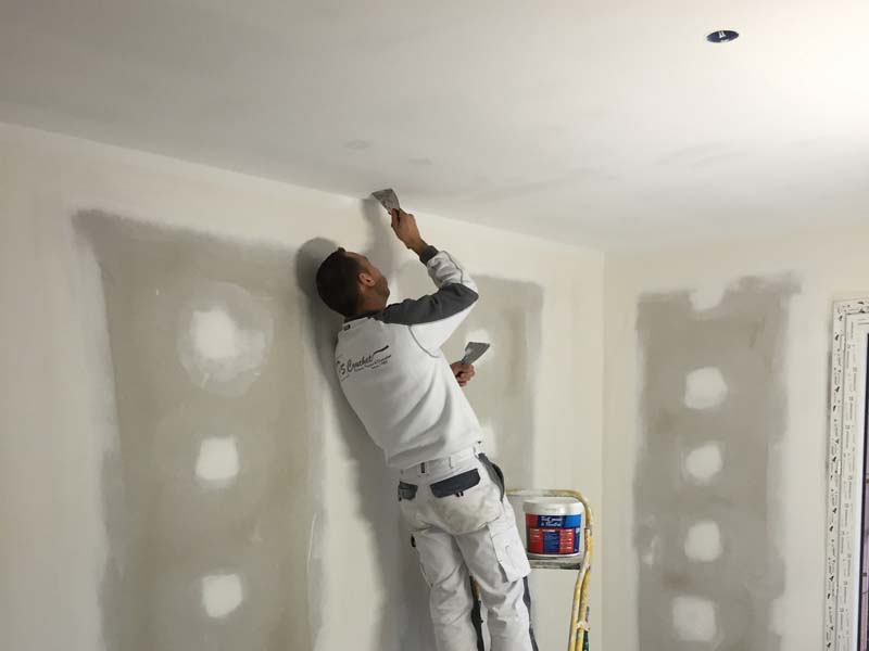 Ratissage d'un plafond avant peinture dans une villa à Domarin (38)